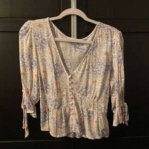 Flattering Abercrombie and Fitch shirt sized s with beautiful flower pattern.